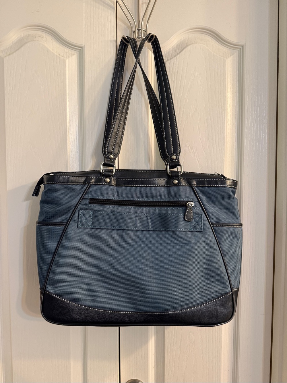 Elegant Laptop Shoulder Bag - spacious for any professional on the go - Picture 11 of 16